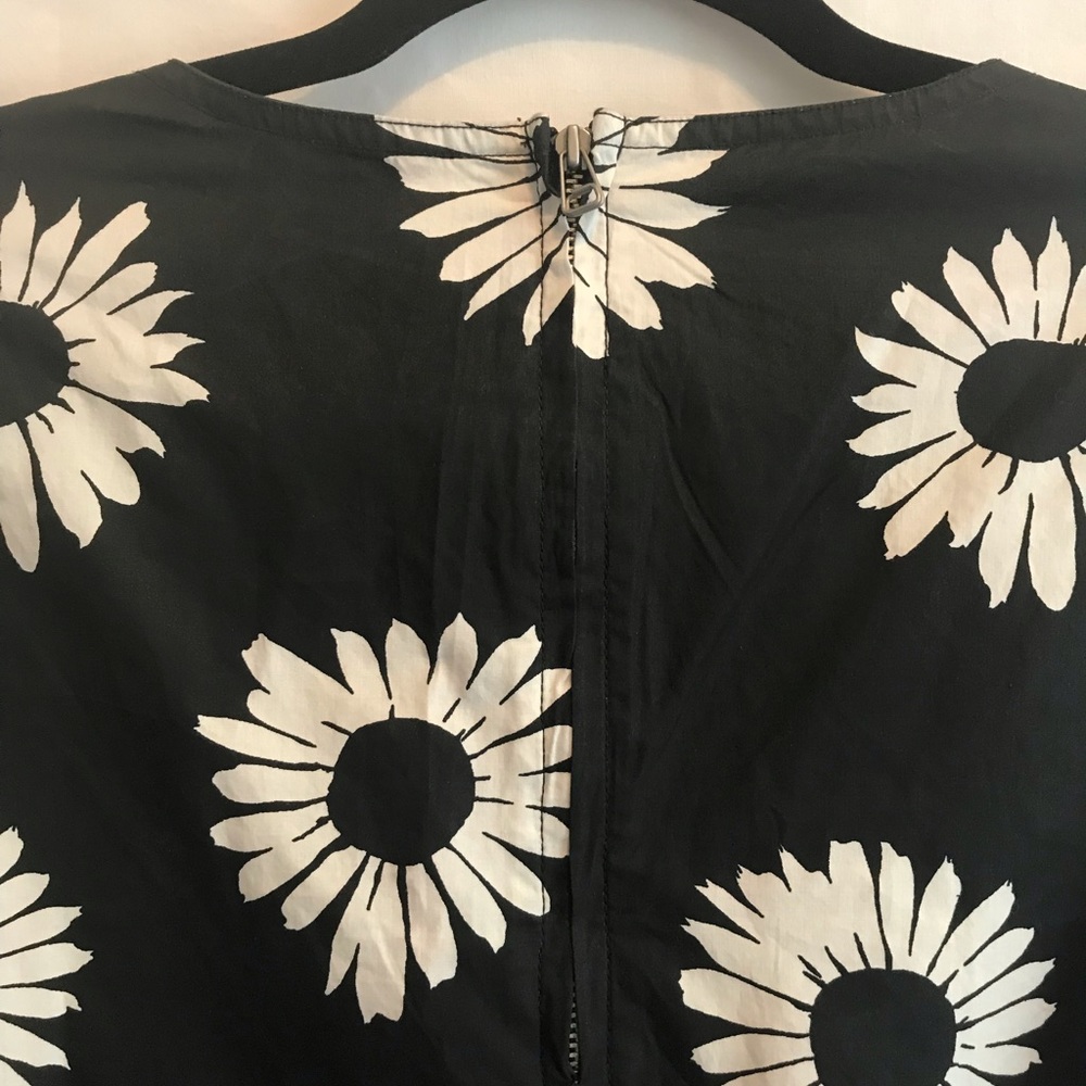 Short belted dress - Picture 2 of 5